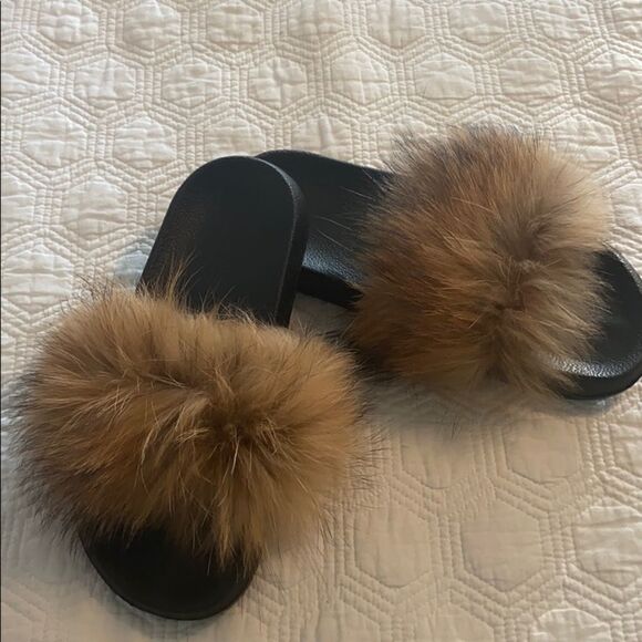 Natural Color Real Fur Slides‎ - Picture 1 of 2